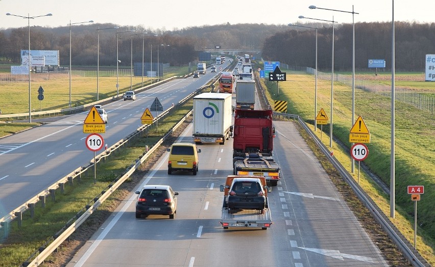 Ludzie ruszyli na święta. Potężny ruch i korki na A4 (ZDJĘCIA)