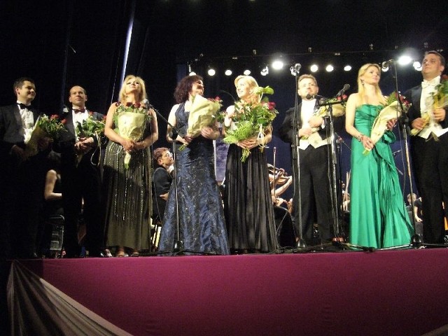 Na zdjęciu od lewej: Jan Żądło, Andrzej Wiśniewski, Małgorzata Walewska, Halina Fulara-Duda, Renata Drozd, Grzegorz Szostak, Magdalena Idzik i Dominik Sutowicz.