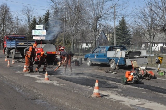 Cząstkowy remont drogi w Modliszewicach