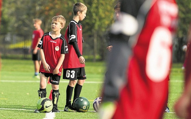 Z kompleksu boisk przy ul. Lotniczej korzysta wiele klubów sportowych, które zapłacą więcej np. za pielęgnację  murawy