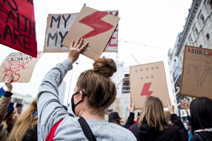 Znacie te symbole, ale nie wiecie, co naprawdę znaczą. Błyskawica, gest rogów, swastyka. Skąd się wzięły?