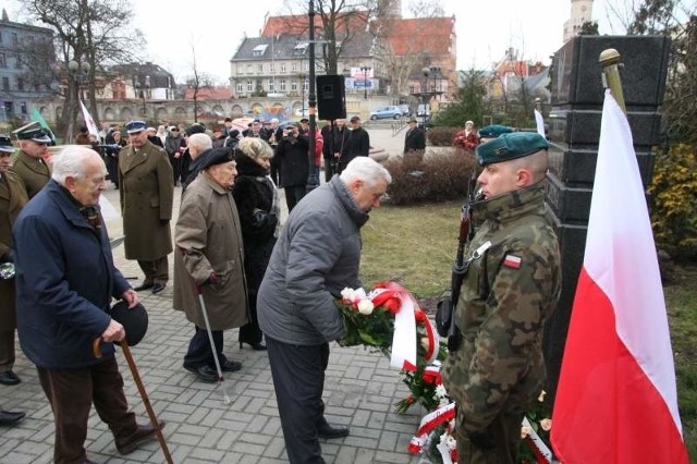 Uroczystość pod pomnikiem Żołnierzy Wyklętych na pl. Wolności.