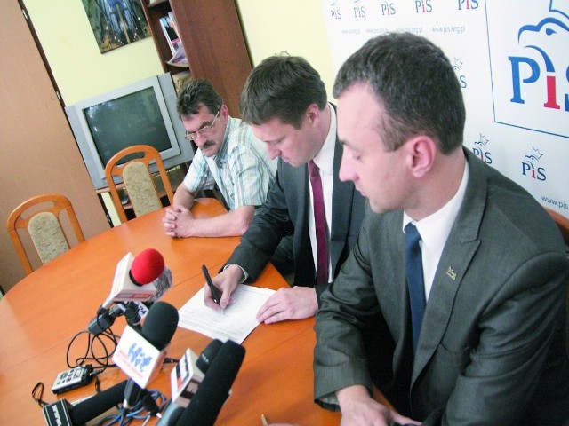 Pierwsze podpisy pod wnioskiem złożyli: poseł Łukasz Zbonikowski (w środku) oraz Jarosław Chmielewski (z prawej) i Stanisław Krzemieniewski (z lewej)