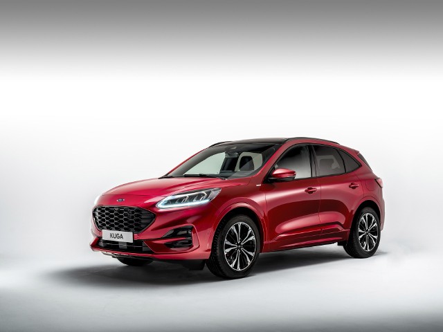 Ford Kuga Ford zaprezentował gamę całkowicie nowych SUV-ów Kuga, debiutujących z nową stylizacją zewnętrzną Kompleksowa oferta obejmuje hybrydową wersję Plug-In Hybrid, miękką hybrydę EcoBlue Hybrid, w pełni hybrydowego Hybrid, a także bardziej tradycyjne układy napędowe z 2-litrowym silnikiem EcoBlue, 1,5 litrowym silnikiem EcoBlue i 1,5 litrowym silnikiem EcoBoost. Towarzyszy im nowa, inteligentna ośmiostopniowa automatyczna skrzynia biegów.Fot. Ford