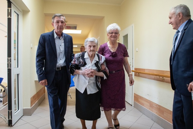 Pani Kazimiera Kozik świętowała 100. urodziny w Zakładzie Opiekuńczo-Leczniczym w Pińczowie. >>>Więcej zdjęć na kolejnych slajdach