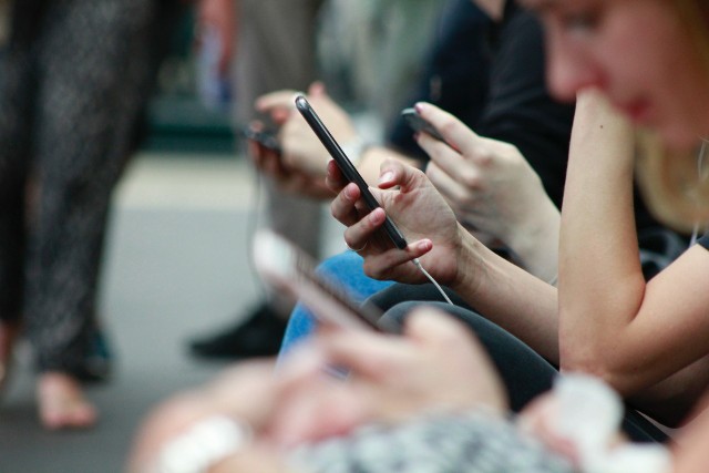 Jak media społecznościowe na nas wpływają? Ciekawe wyniki badań