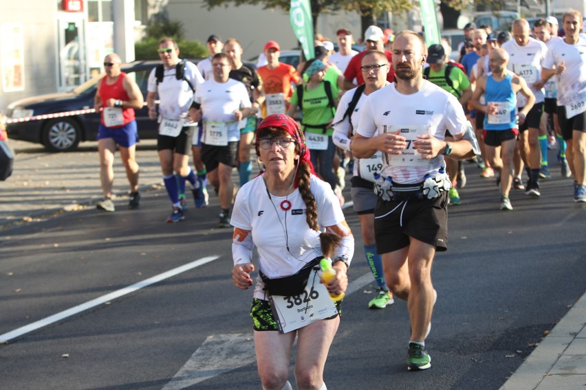 Zdjęcia z maratonu w Poznaniu 2018 - biegacze na pierwszym...