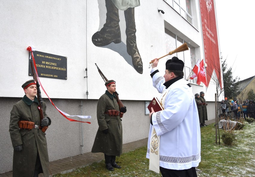 Powstańczy mural na ścianie frontowej szkoły w Rynarzewie...