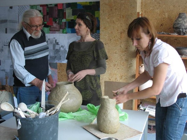 W ośrodku kultury można nauczyć się lepić garnki. Ceramiki nauczają państwo Romańscy 