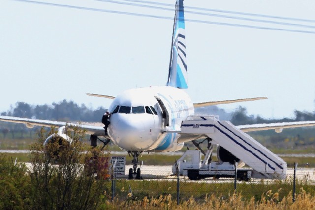 Mężczyzna ucieka przez kokpit z porwanego samolotu, który wylądował w Larnace.