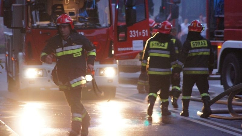[VIDEO] Pożar kamienicy na skrzyżowaniu ulic 25 Czerwca i Kelles-Krauza w Radomiu (nowe fakty, zdjęcia)