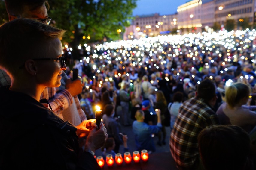 Łańcuch Światła: Tłumy manifestują na placu Wolności