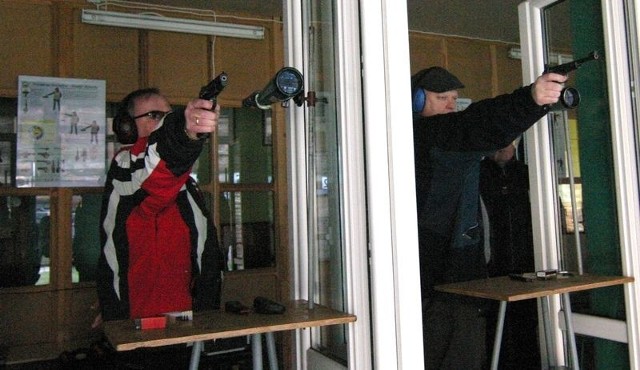 Strzelają od lewej Wojciech Urbaniak, Marek Krotowicz.