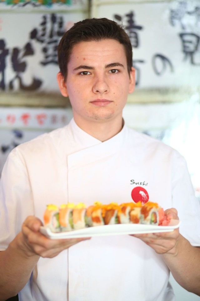 Hot rollsy prezentuje sushi master Adam Konopka.