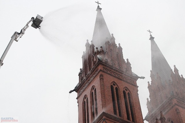 O godz. 10 zawyły strażackie syreny w centrum Włocławka - na katedrze wybuchł pożar. 