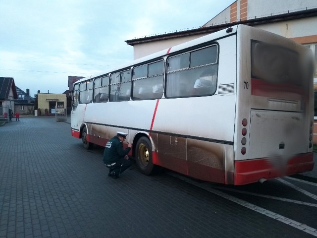 Po wstępnym sprawdzeniu pojazdów inspektorzy podjęli decyzję o skierowaniu autobusów na Okręgową Stację Kontroli Pojazdów