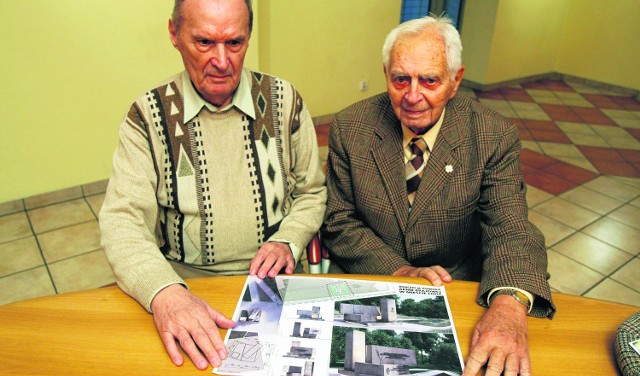 Major Tadeusz Bratek (z prawej) i podpułkownik Tadeusz Barański mają już projekt pomnika. Wygrał pomysł absolwentki architektury na PŁ. Weterani liczą, że władze Łodzi w końcu upamiętnią żołnierzy AK