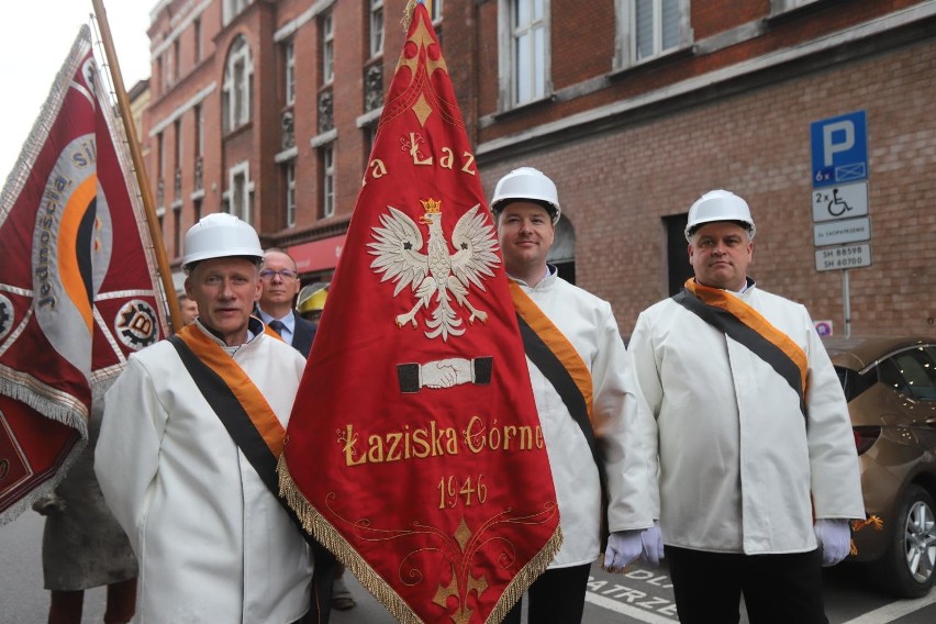 Uczestnicy przemaszerowali w asyście orkiestry przez ulicę...