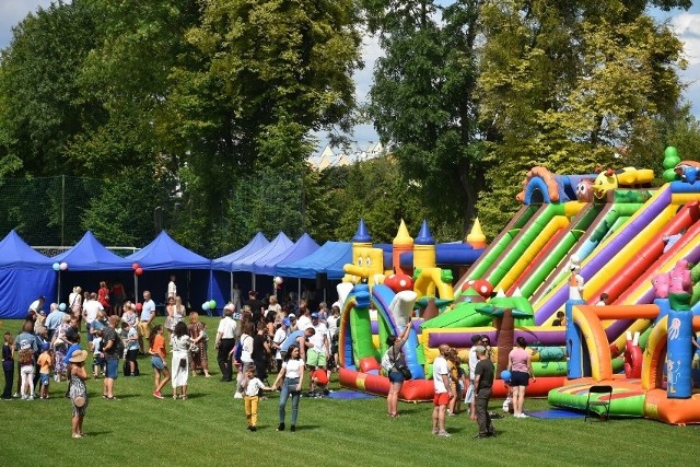 Piknik rodzinny 800 plus zorganizowany na stadionie miejskim w Chełmie.