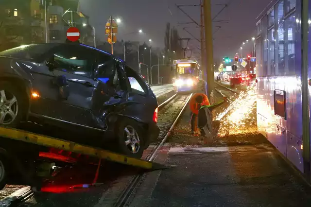 Wypadek na Ślężnej we Wrocławiu. Zawracanie w niedozwolonym miejscu, skończyło się zderzeniem z tramwajem