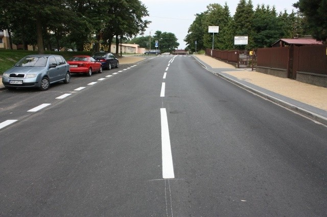 Na ulicy Mszczonowskiej w Grójcu jest nowy asfalt i zatoki parkingowe, zostały też przebudowane chodniki.