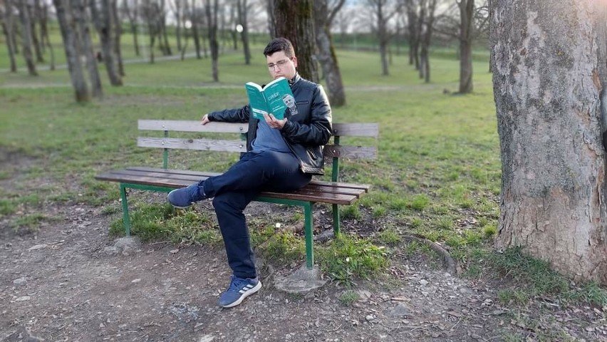 Marcin Stępniewski uwielbia czytać książki.