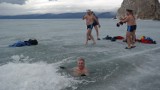 Wrócili z dalekiej Syberii. Kąpali się w jeziorze Bajkał [wideo, zdjęcia] 