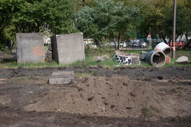 Na terenie budowy przy ul. Jawornickiej archeolodzy bedą szukali kolejnych szczątków osób - już mają pewność, że dawny cmentarz nie został należycie zlikwidowany