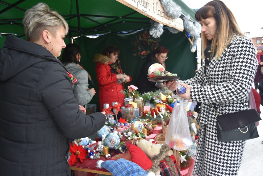 Udany Kiermasz Świąteczny w Iwaniskach. Gospodynie otrzymały podziękowania od burmistrza. Zobacz zdjęcia