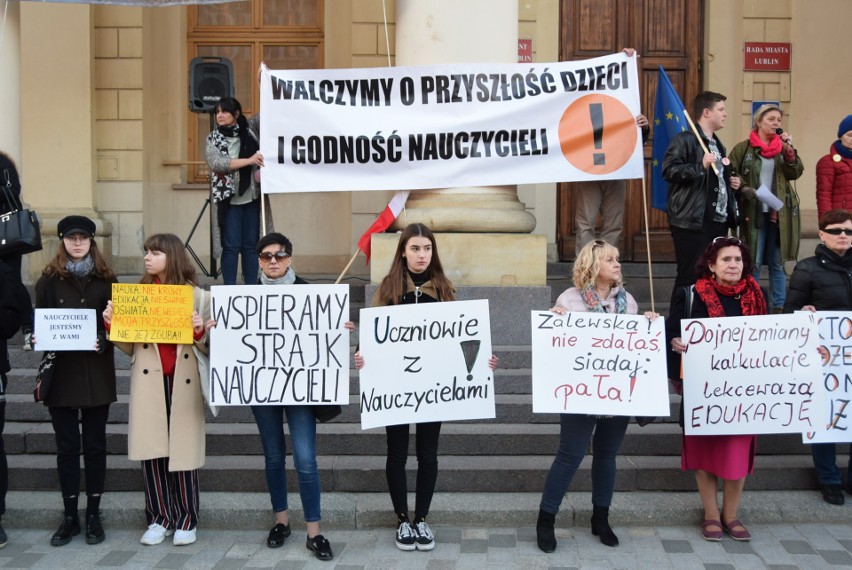 "Łańcuch światła z Wykrzyknikiem". Solidarni ze strajkującymi nauczycielami. Pikieta przed lubelskim ratuszem (ZDJĘCIA)