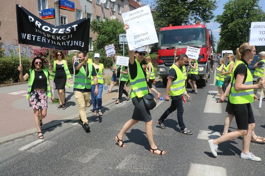 Ministrze daj ż(r)yć i siana! Weterynarze przez dwie godziny blokowali ulicę Ślężną we Wrocławiu