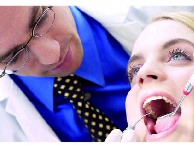 Warto regularnie odwiedzać dentystę &#8211; zęby są naszą wizytówką.