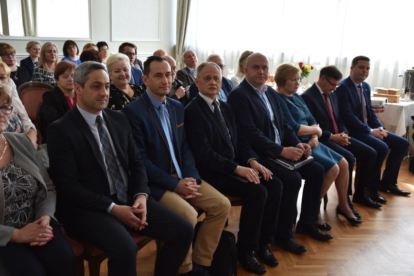 Libiąż. Podpisano umowę na budowę krytej pływalni w Libiążu. Ma być gotowa w 2022 roku