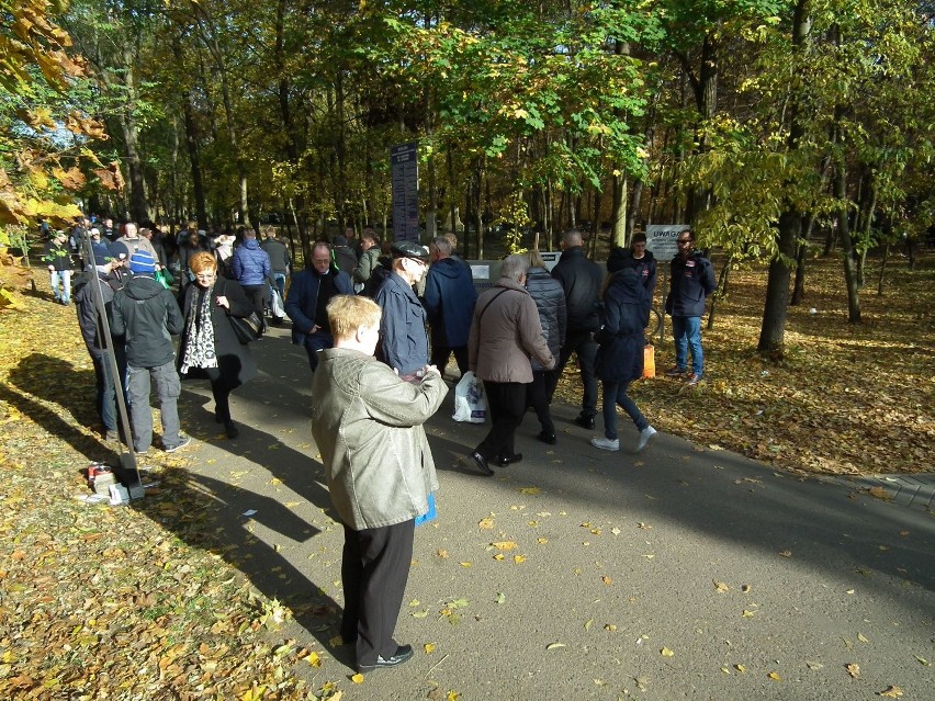 Wszystkich Świętych: Poznaniacy na cmentarzach. Korki na...