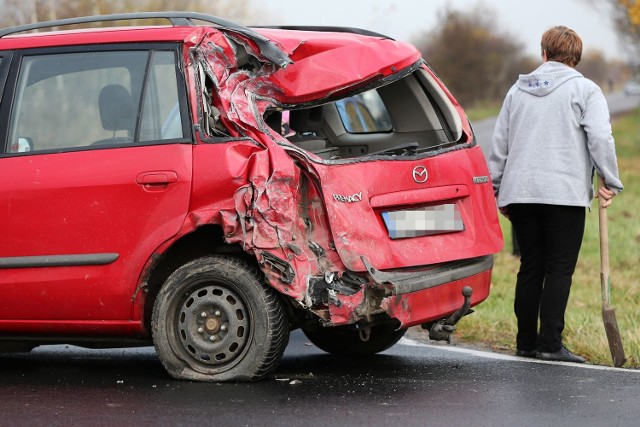 Roztrzaskany tył toyoty po zderzeniu z TIR-em. Droga w miejscu wypadku w kierunku na Stalową Wolę i Sandomierz została zablokowana i policjanci kierowali auta na objazdy.