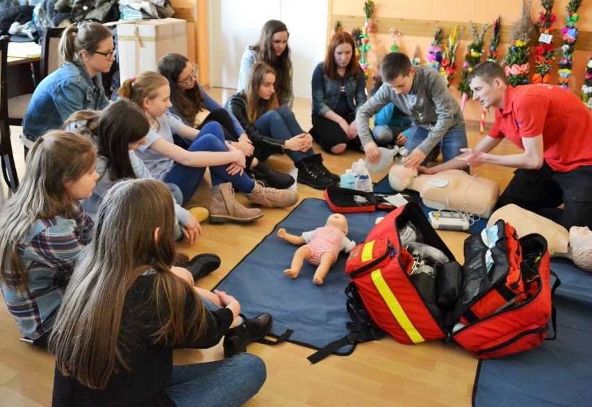 Młodzieżowa Grupa Ratownicza z Samborca bierze udział w szkoleniu z pierwszej pomocy przedmedycznej, aby potem szkolić  rówieśników 
