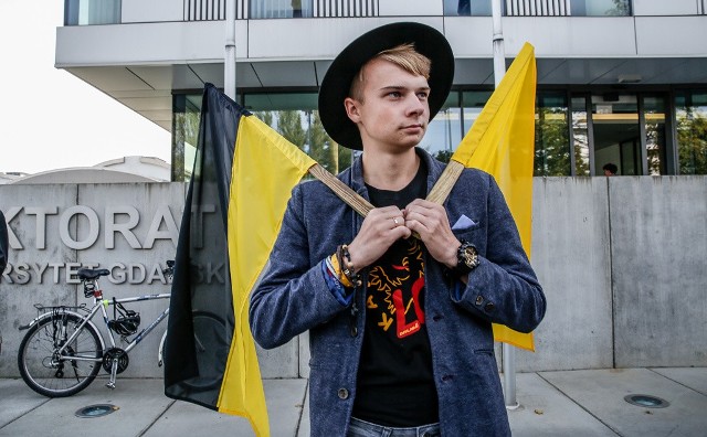 Działacze, wykładowcy i Pomorzanie protestowali przed Uniwersytetem Gdańskim przeciwko likwidacji etnofilologii kaszubskiej