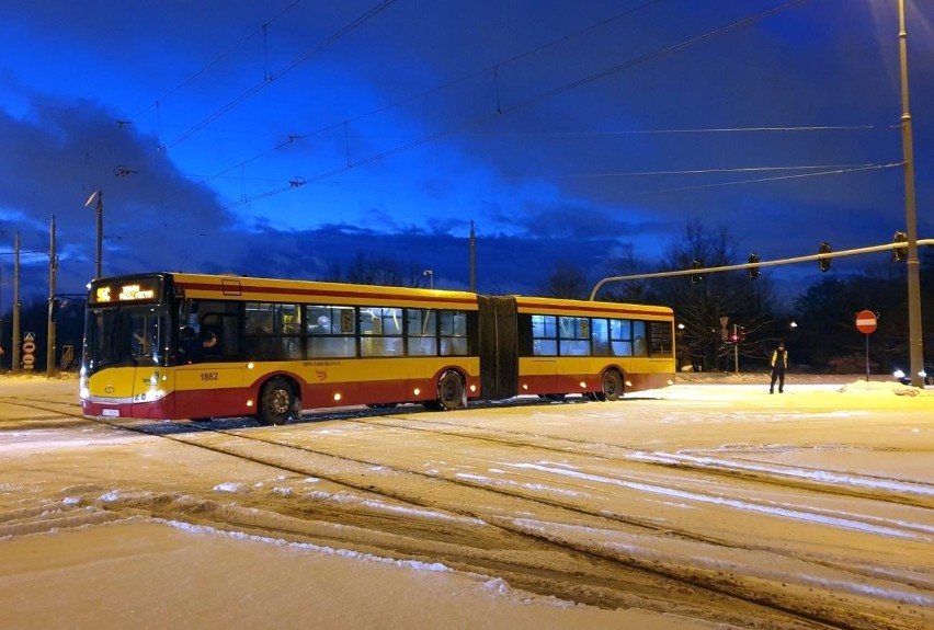 Na skrzyżowaniu Lodowej i Przybyszewskiego autobus utknął na...