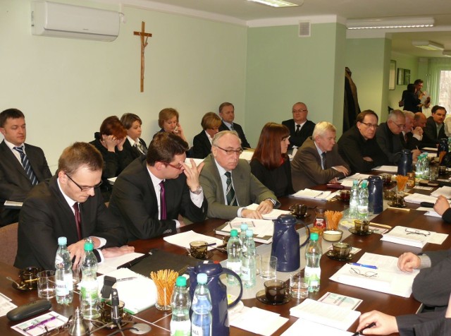 Na sesji Rady Powiatu - pierwszy od lewej w pierwszym rzędzie starosta Robert Fila, trzeci Andrzej Wilk, piąty Janusz Perła.