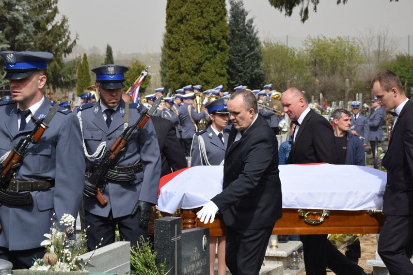 Rodzina, przyjaciele, znajomi, policjanci i urzędnicy...