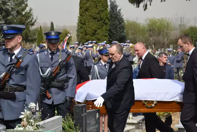 Rodzina, przyjaciele, znajomi, policjanci i urzędnicy pożegnali sierżanta Adama Łobockiego. Tragicznie zmarły policjant z Komendy Powiatowej Policji w Świeciu zginął w wypadku samochodowym podczas pełnienia służby. Został pochowany na cmentarzu w Świeciu. Pośmiertnie mianowany został młodszym aspirantem. Minister przyznał mu też złotą odznakę "Zasłużony policjant".