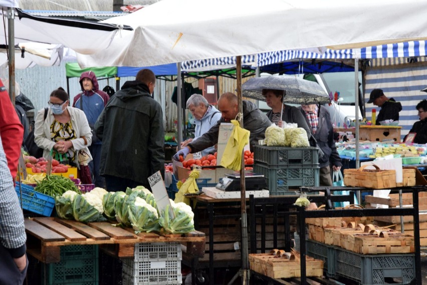 Piątkowe bazary w Kielcach mimo deszczu cieszyły się sporym...