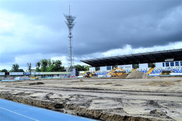 Tak wyglądają prace STADIONIE MIEJSKIM w Mielcu. Kibiców bardzo niepokoi ich tempo