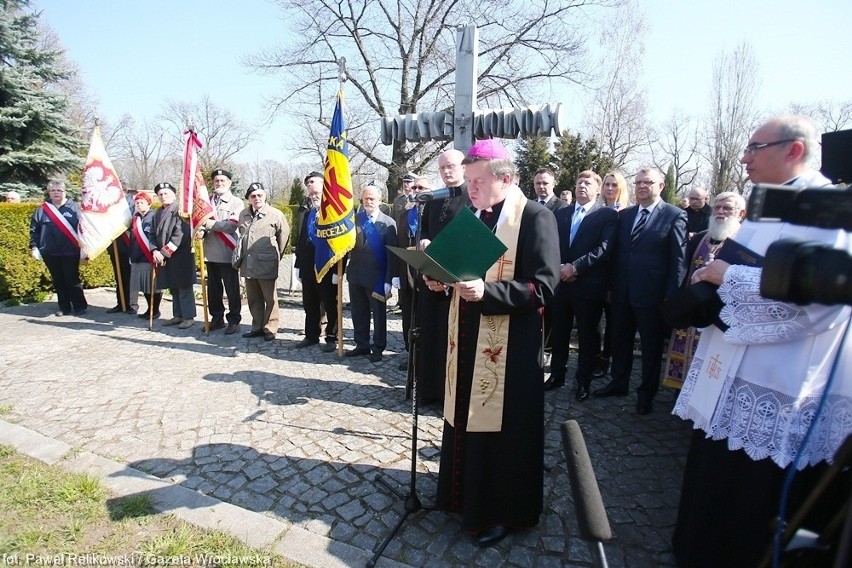 We Wrocławiu stanął krzyż upamiętniający zbrodnię katyńską i katastrofę smoleńską