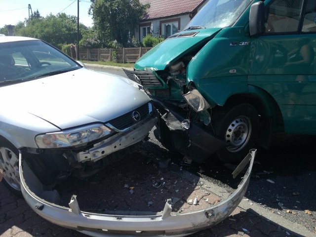 O tej kraksie poinformował nas Czytelnik. W środę, 4 lipca, na drodze wojewódzkiej 132 doszło do zderzenia volkswagena i opla. Do wypadku doszło w tym samym miejscu, w którym już wcześniej dochodziło do podobnych zdarzeń.- W Kamieniu Małym na wysokości stacji paliw zderzył się opel i bus - mówi nasz Czytelnik. Zdaniem świadków kobieta, która prowadziła busa, wymusiła pierwszeństwo. Po zderzeniu przez pewien czas były utrudnienia w ruchu. Szczegóły wypadku ustalą policjanci. Samochody zderzyły się w miejscu, gdzie już wcześniej dochodziło do podobnych zdarzeń. Zobacz też wideo: Piraci drogowi w rękach lubuskich policjantów. Mogli zrobić krzywdę sobie i innym!