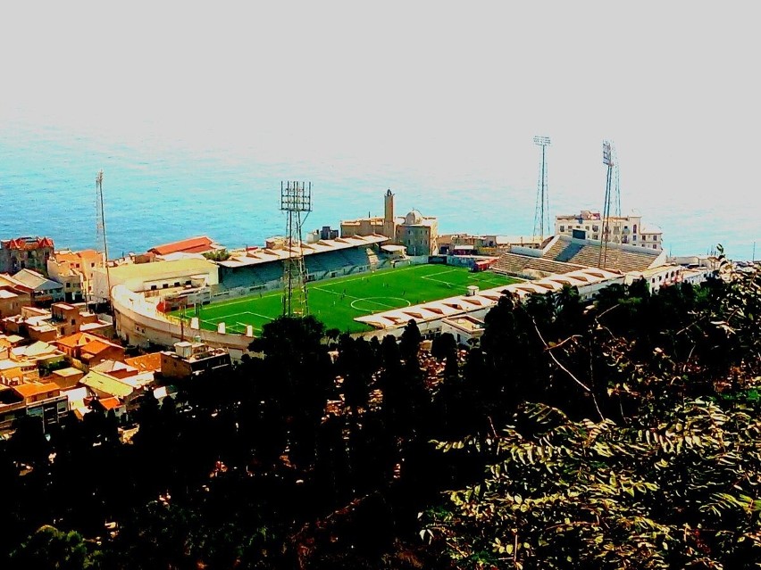 Kolejna niezwykła arena mieści w stolicy Algierii. Stadion...