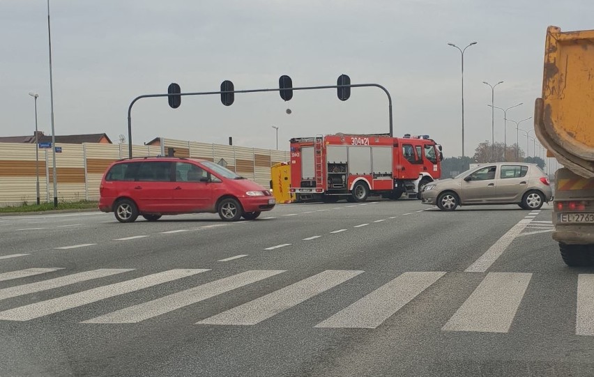 Wypadek na Olechowie. Samochód firmy kurierskiej na boku