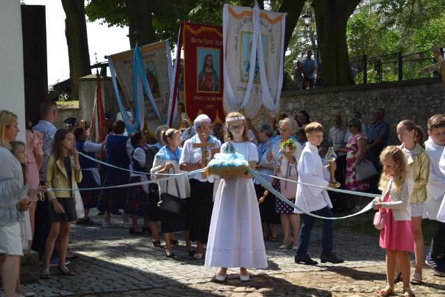 Parafia pod wezwaniem Wniebowzięcia Najświętszej Maryi Panny w Małogoszczu obchodzi święto odpustowe. 15 sierpnia w kościele katolickim upamiętniamy wzięcie do nieba z ciałem i duszą Najświętszej Maryi Panny po zakończeniu jej ziemskiego życia, co dla katolików stanowi dogmat wiary. ZOBACZ NA KOLEJNYCH SLAJDACH>>>Kościół pod wezwaniem Najświętszej Maryi Panny w Małogoszczu 15 sierpnia obchodzi święto odpustowe. Odpust parafialny jest doroczną uroczystością rodziny parafialnej związaną ze świętem patronalnym parafii lub kościoła.W uroczystościach uczestniczyli liczni mieszkańcy, grupy parafialne, dzieci i młodzież, reprezentanci Ochotniczej Straży Pożarnej, księża z parafii i dekanatu, oraz zaproszeni goście. Po mszy świętej odbyła się uroczysta procesja wokół kościoła.