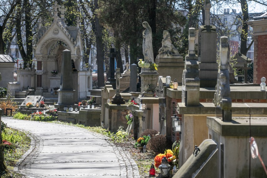 Kraków. Co z wizytami na cmentarzach? Policja zabiera głos: może skończyć się pouczeniem, a nawet karą [ZDJĘCIA]