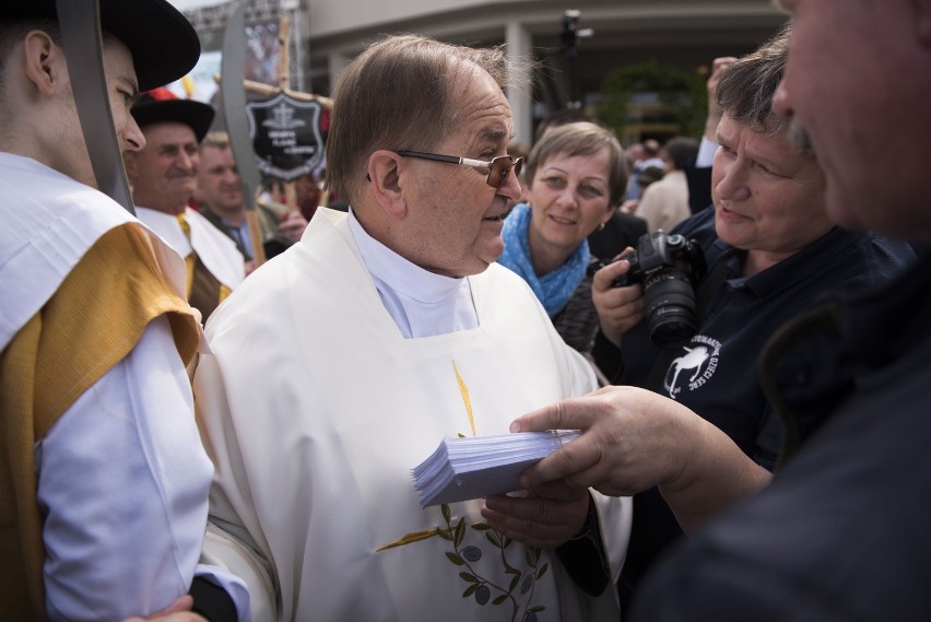 O. Rydzyk uczy o seksie poradnikiem sprzed pół wieku: "Unikać plaż i  miękkiej pościeli"! | Dziennik Bałtycki